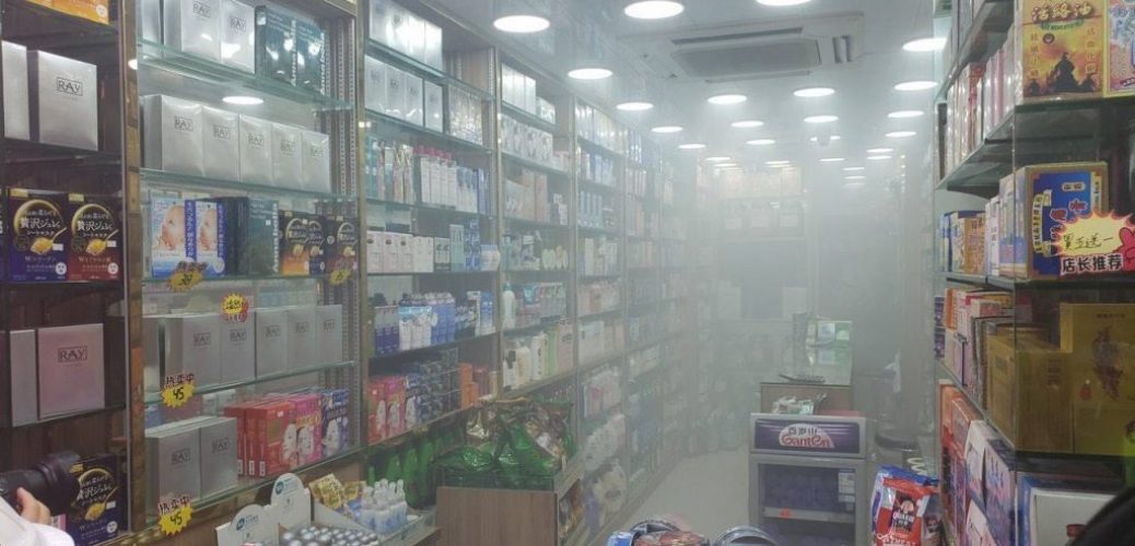 20191029_催淚彈射入鐵門半拉藥房 店員無奈：希望警察可以射準一點