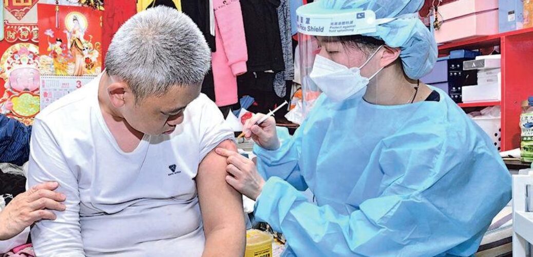 20221129_院舍屋邨外展暫不打二價復必泰 楊何蓓茵稱需研儲運等限制 打針機構：不難處理